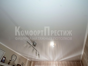 Глянцевые натяжные потолки в спальню 5